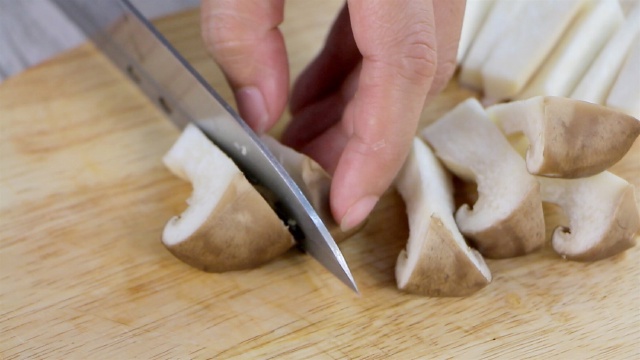 Sơ chế nấm và rau